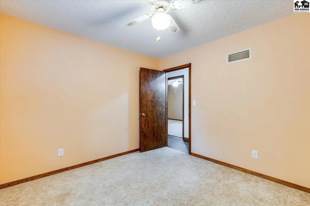 727 Crescent Hesston KS 67062