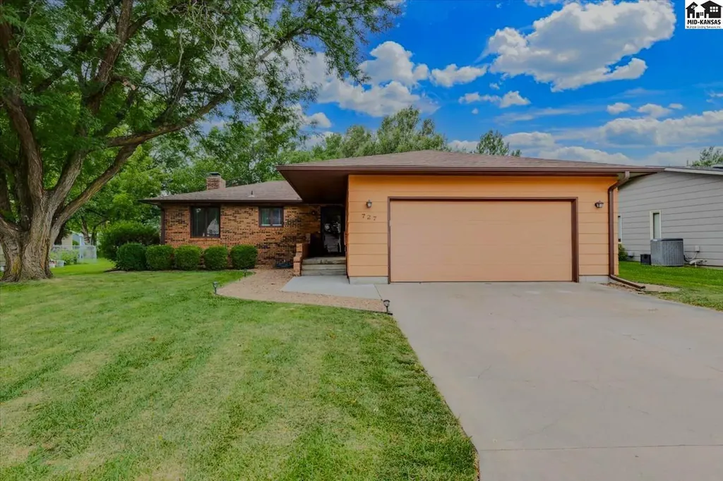 727 Crescent Hesston KS 67062