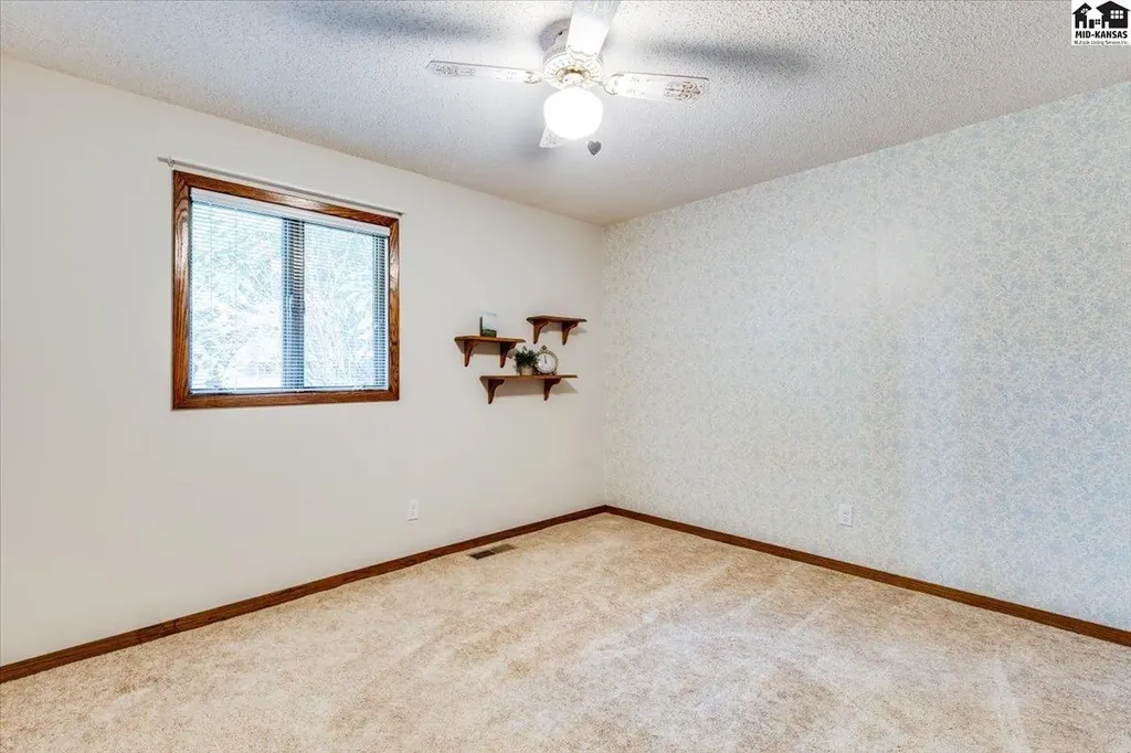 727 Crescent Hesston KS 67062