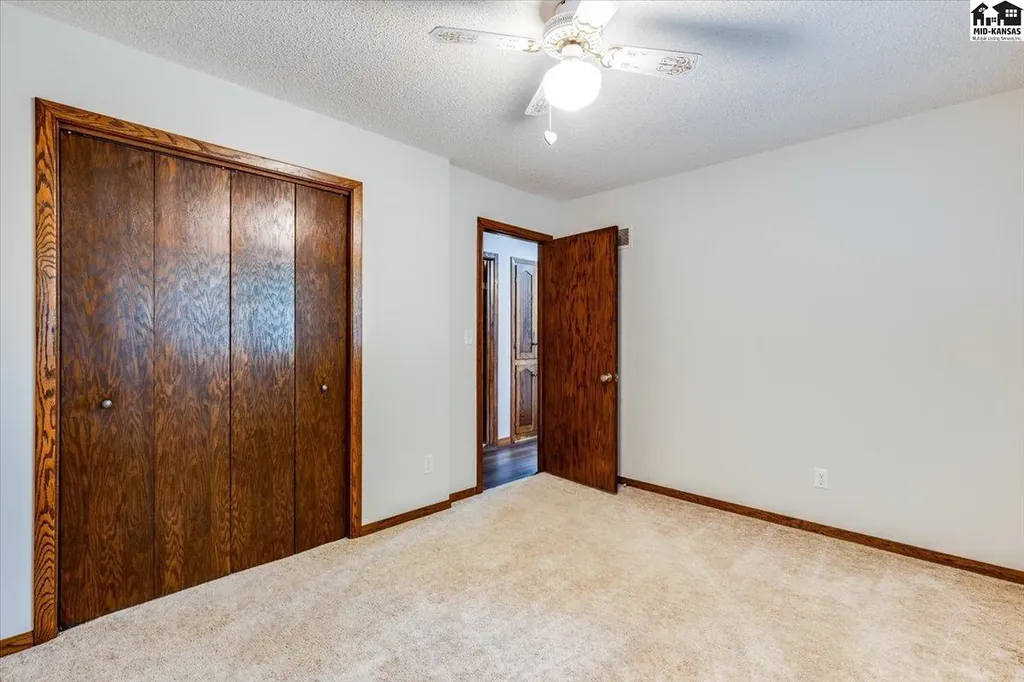 727 Crescent Hesston KS 67062