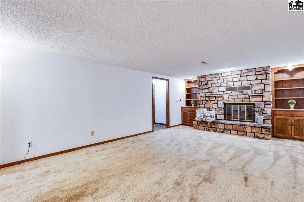 727 Crescent Hesston KS 67062