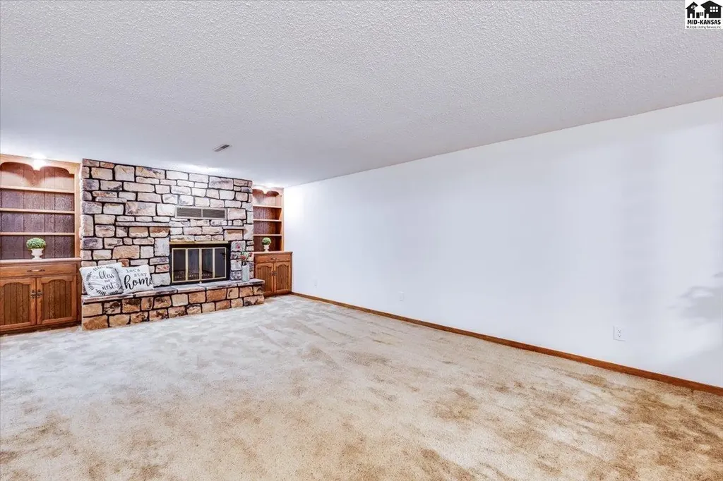 727 Crescent Hesston KS 67062
