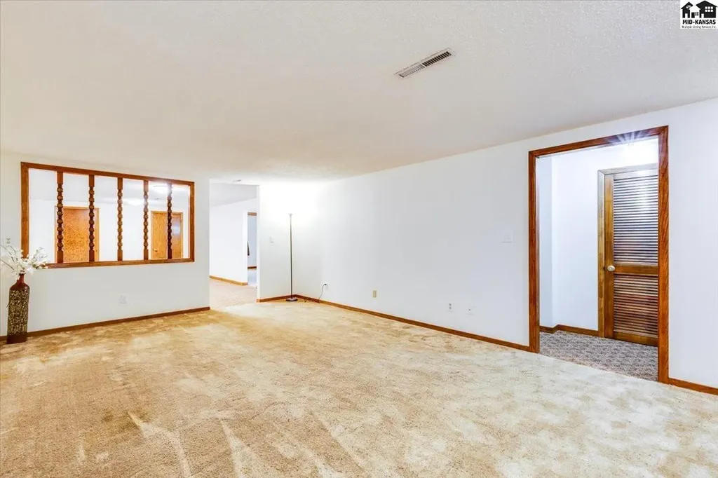 727 Crescent Hesston KS 67062