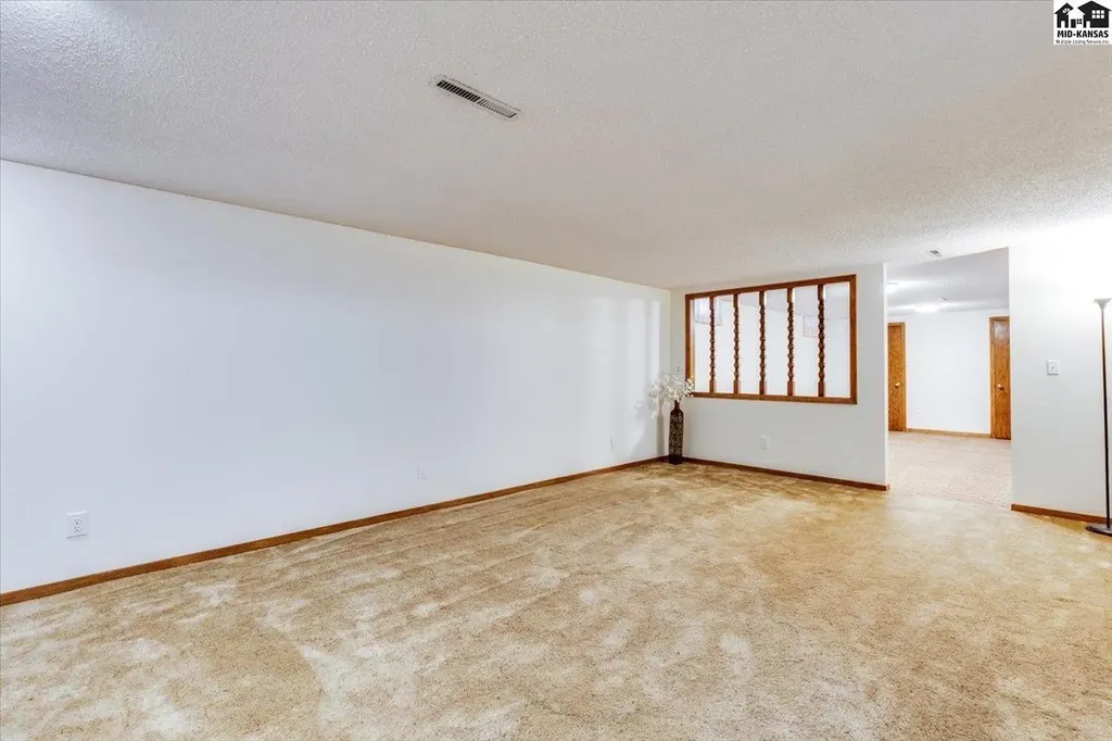 727 Crescent Hesston KS 67062