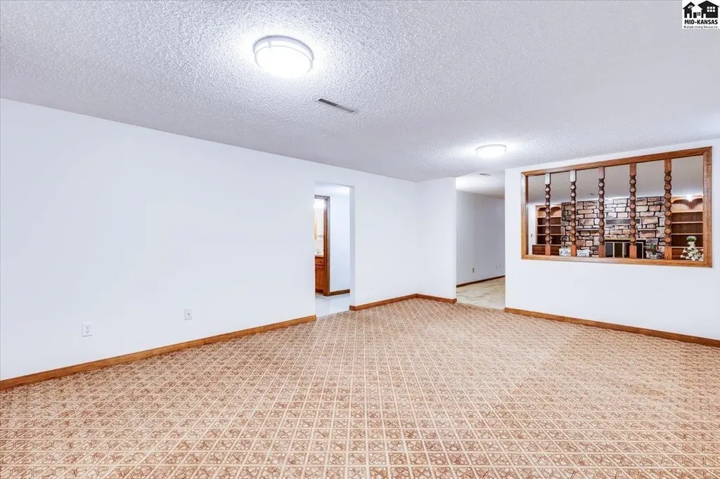 727 Crescent Hesston KS 67062