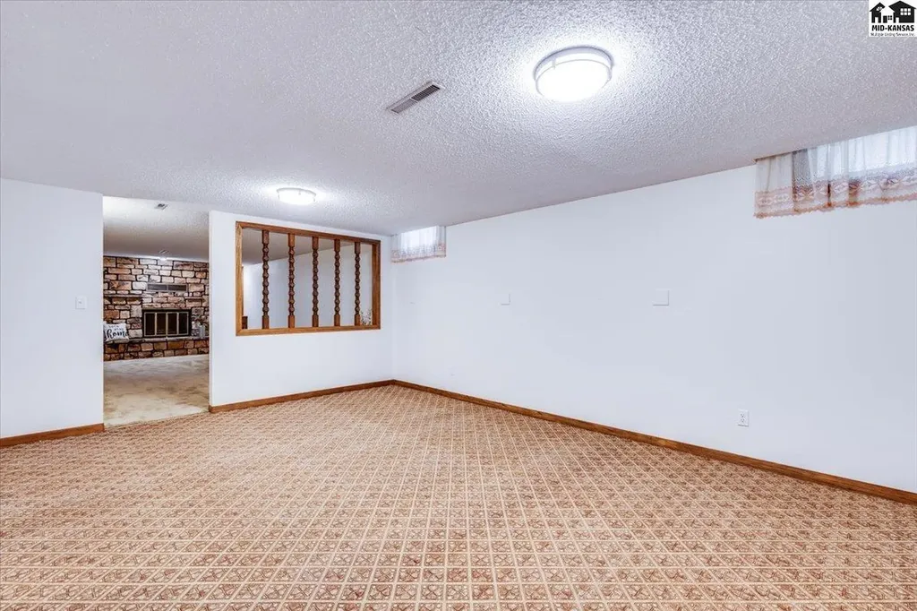 727 Crescent Hesston KS 67062