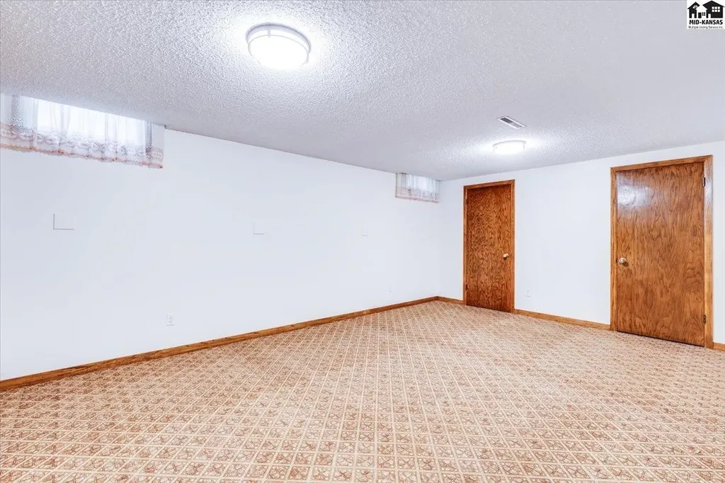 727 Crescent Hesston KS 67062