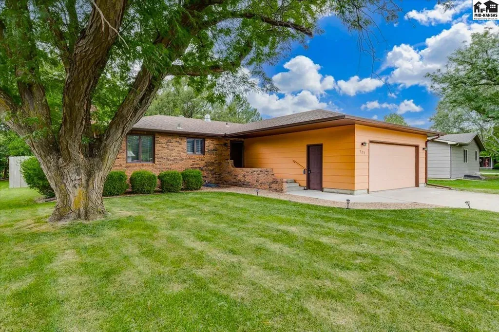 727 Crescent Hesston KS 67062