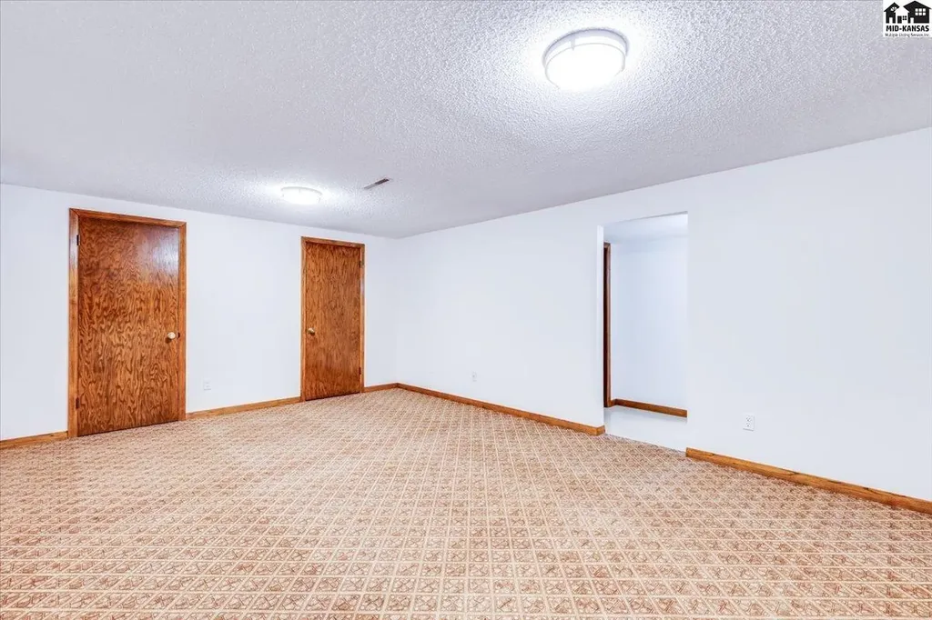 727 Crescent Hesston KS 67062