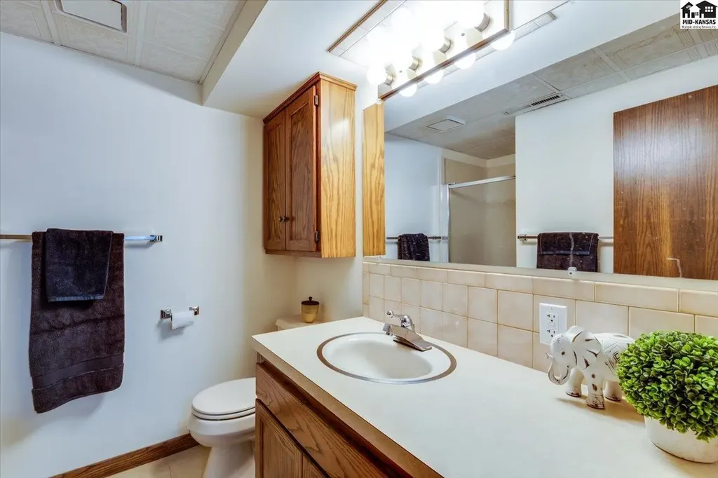 727 Crescent Hesston KS 67062
