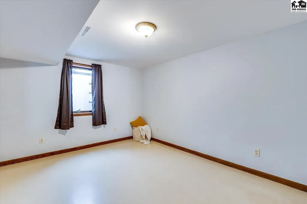 727 Crescent Hesston KS 67062