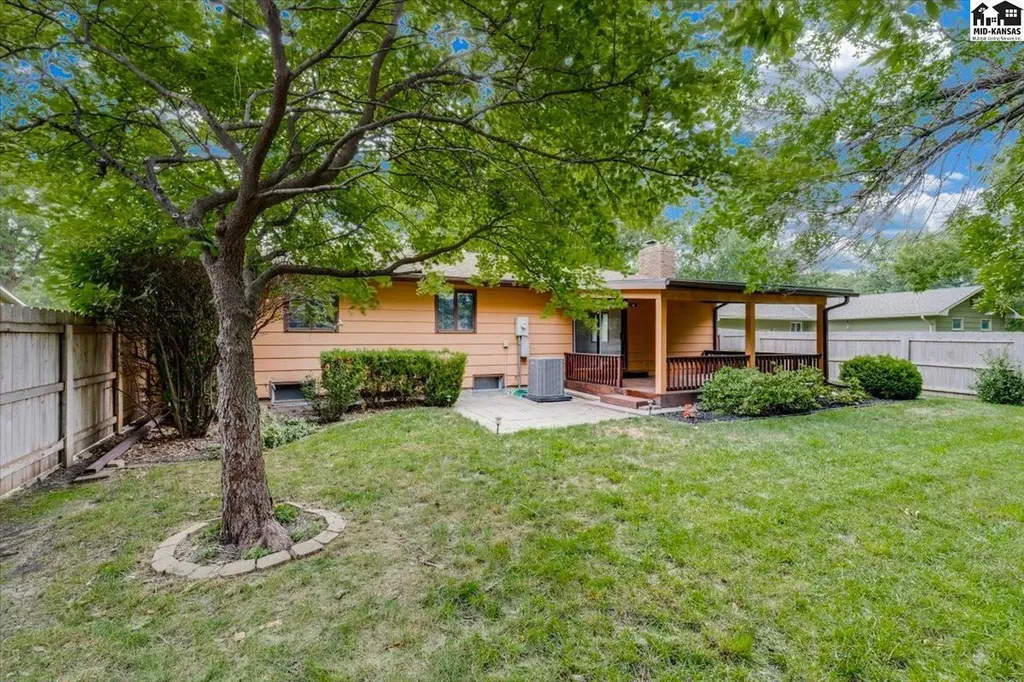 727 Crescent Hesston KS 67062