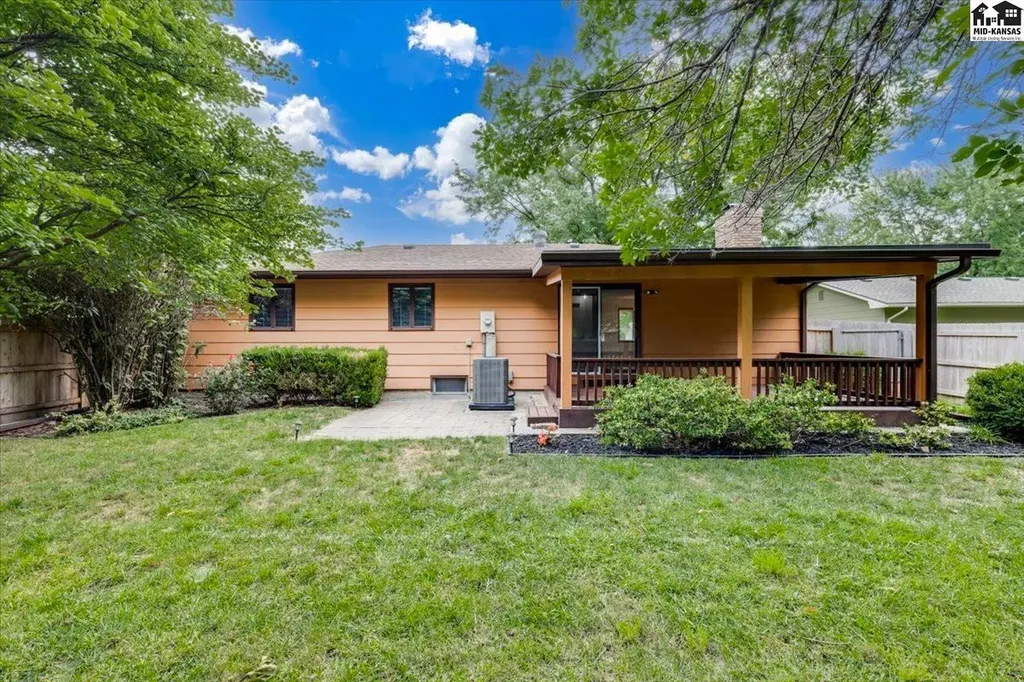 727 Crescent Hesston KS 67062
