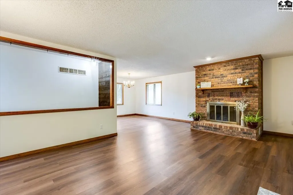 727 Crescent Hesston KS 67062