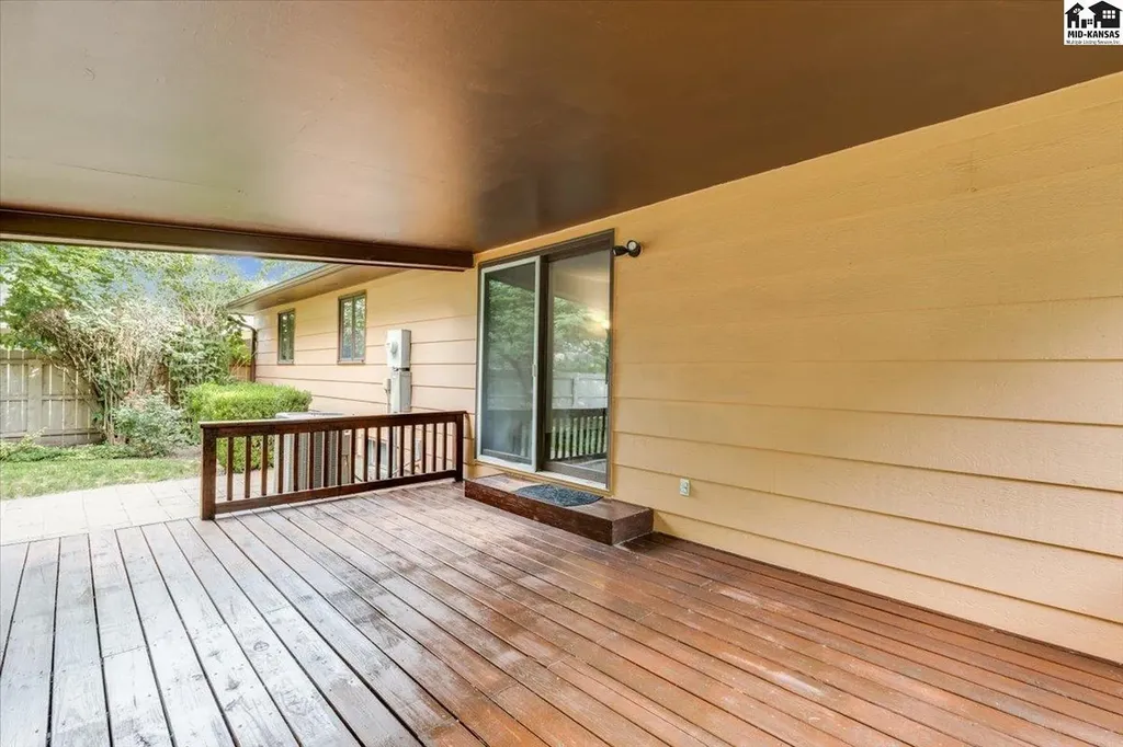 727 Crescent Hesston KS 67062