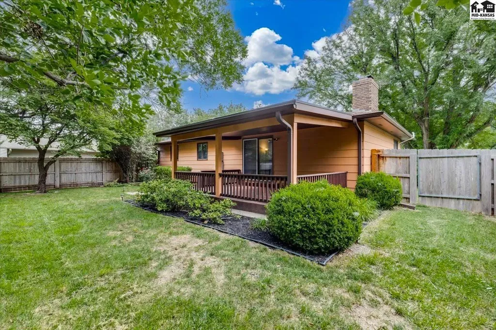 727 Crescent Hesston KS 67062