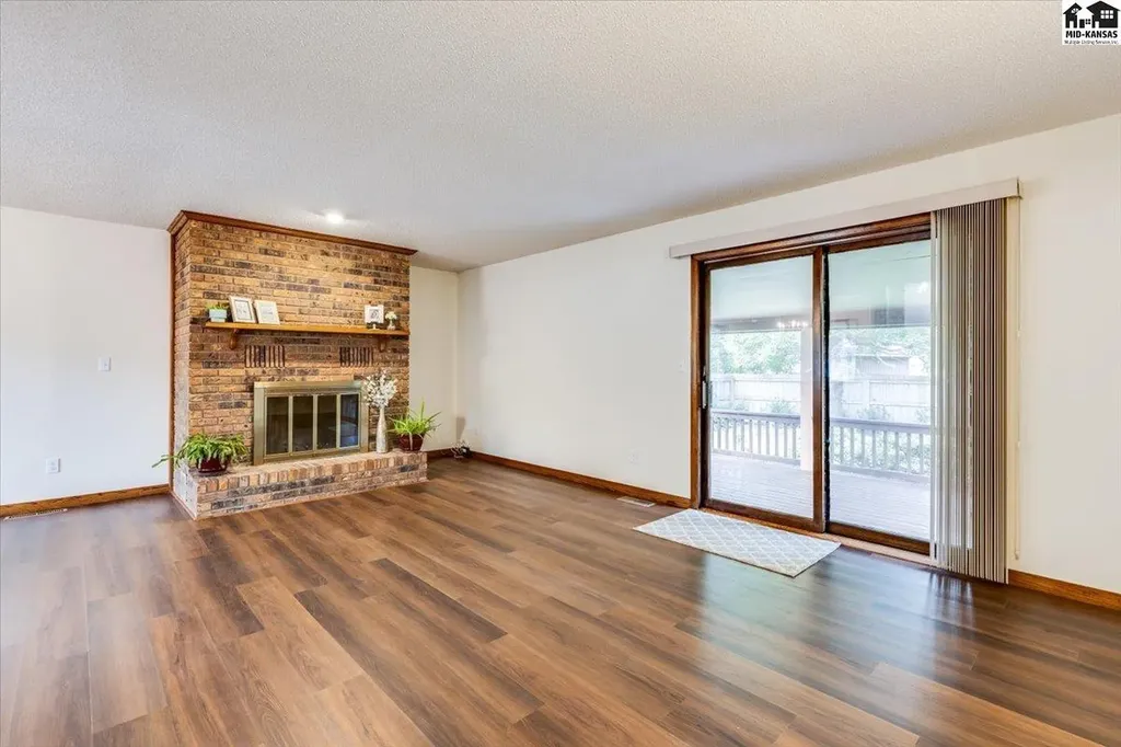 727 Crescent Hesston KS 67062