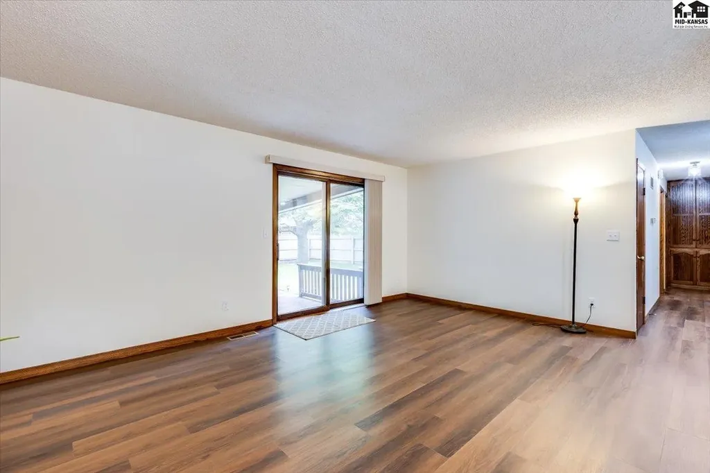 727 Crescent Hesston KS 67062