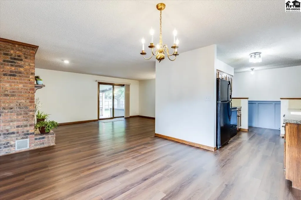 727 Crescent Hesston KS 67062