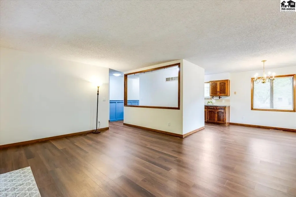 727 Crescent Hesston KS 67062