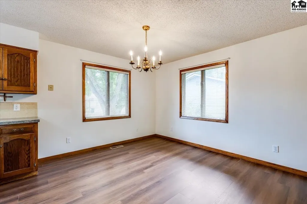 727 Crescent Hesston KS 67062