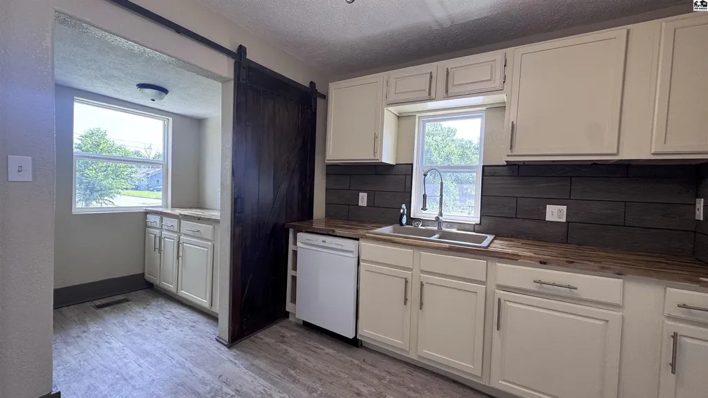1001 E Avenue A Hutchinson KS 67501-7456