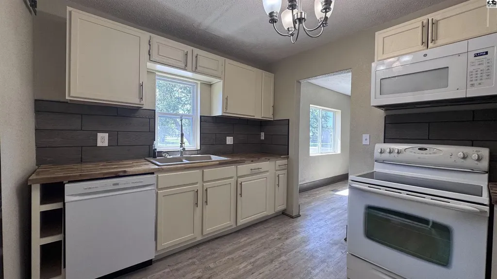 1001 E Avenue A Hutchinson KS 67501-7456