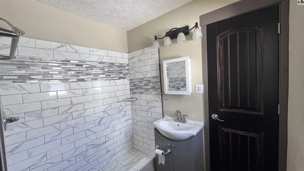 1001 E Avenue A Hutchinson KS 67501-7456