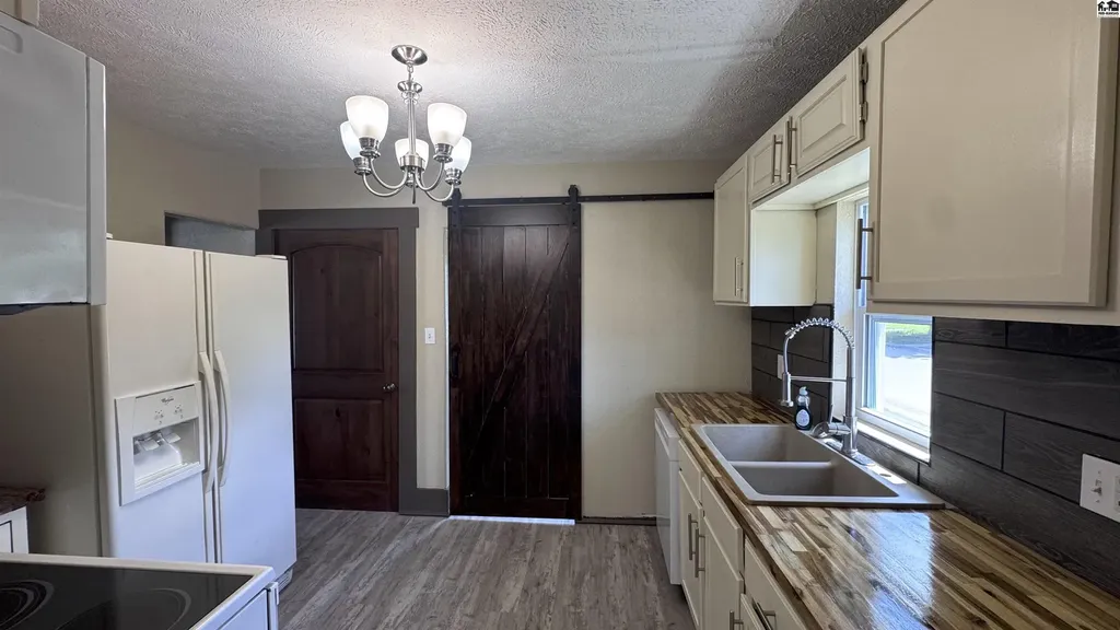 1001 E Avenue A Hutchinson KS 67501-7456