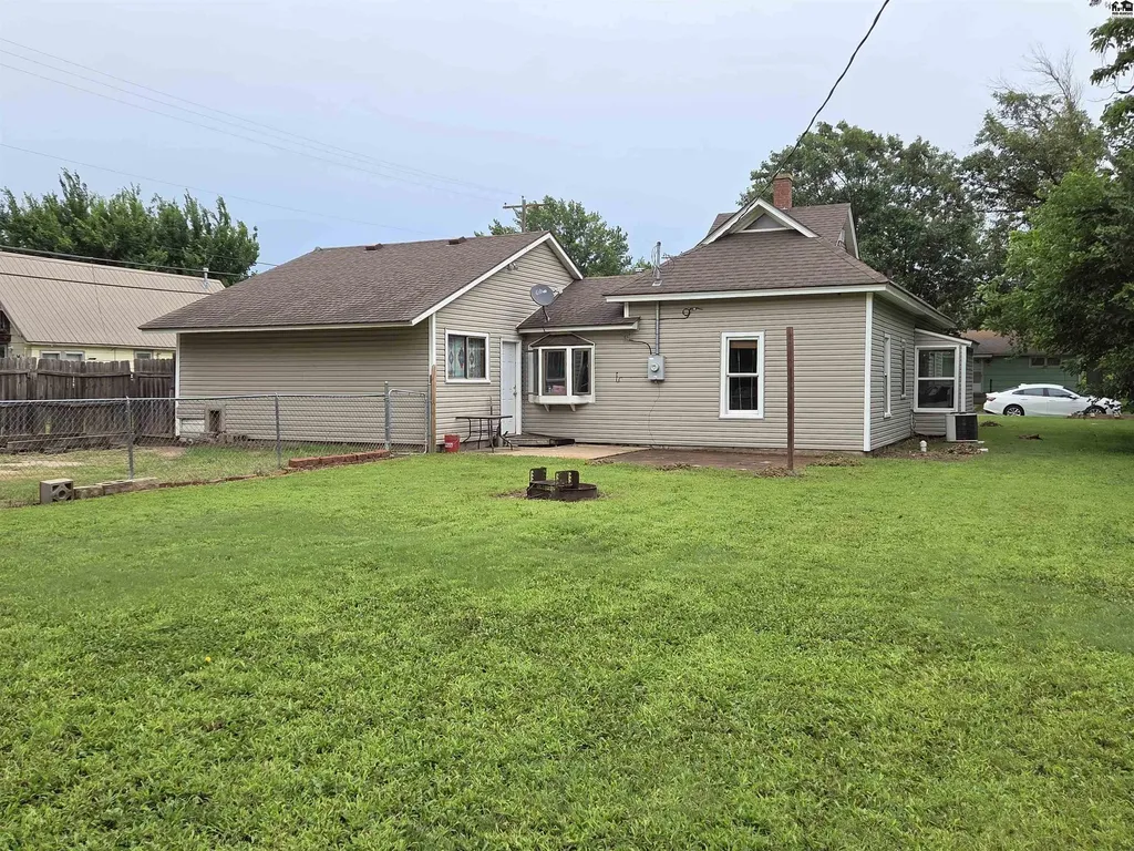121 S Plum Pretty Prairie KS 67570