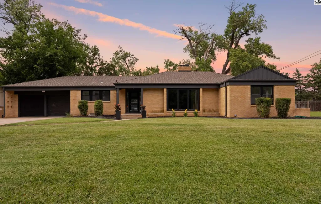 16 Carlton Road Hutchinson KS 67502