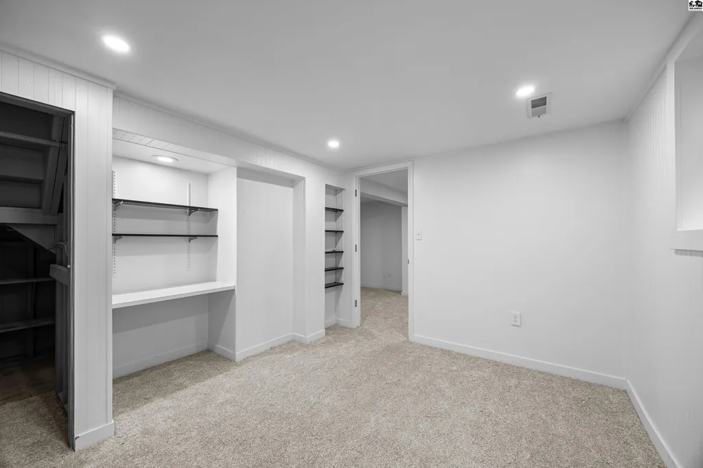 16 Carlton Road Hutchinson KS 67502