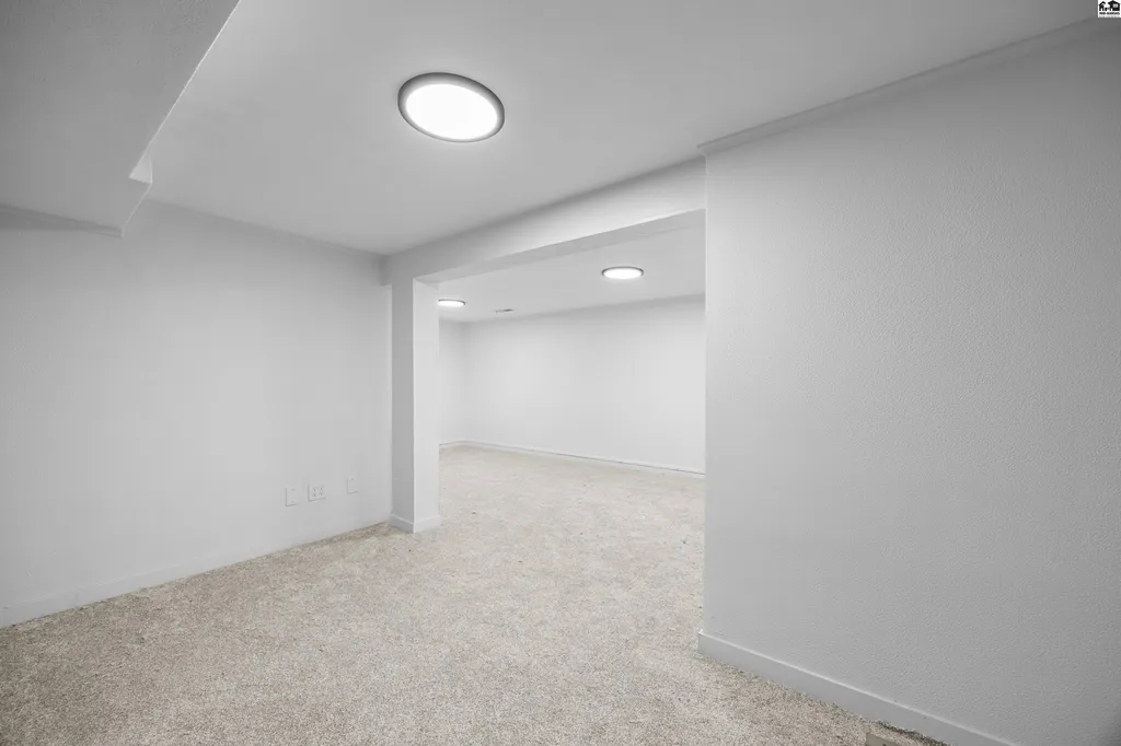 16 Carlton Road Hutchinson KS 67502