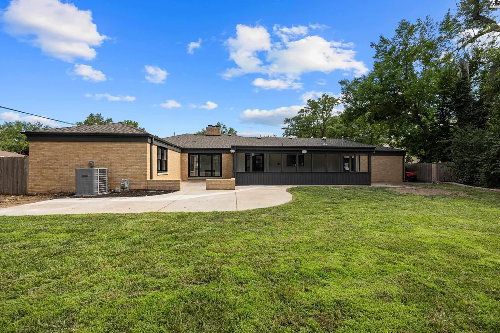 16 Carlton Road Hutchinson KS 67502