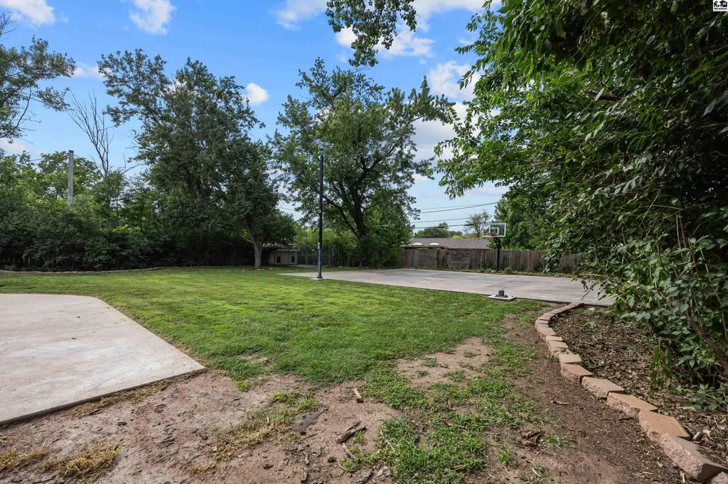 16 Carlton Road Hutchinson KS 67502