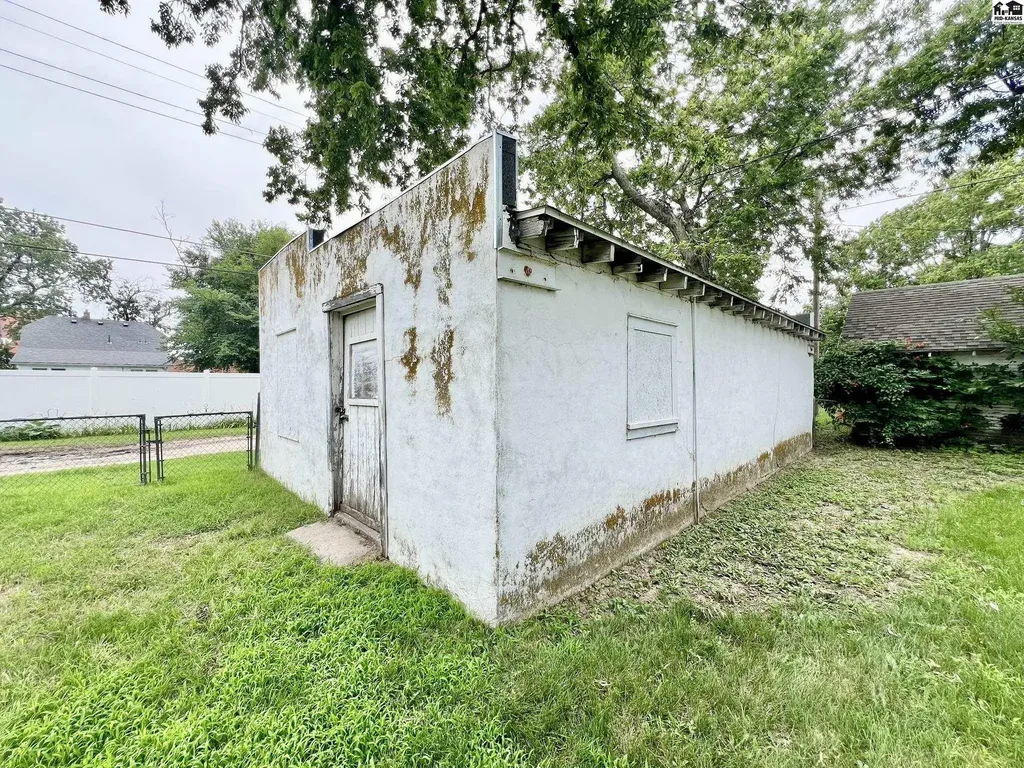 207 W 16th Avenue Hutchinson KS 67501