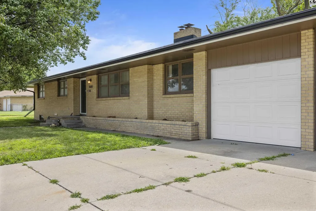 1601 N Cleveland Street Hutchinson KS 67501