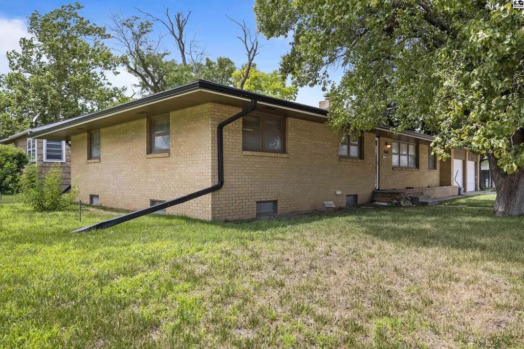 1601 N Cleveland Street Hutchinson KS 67501