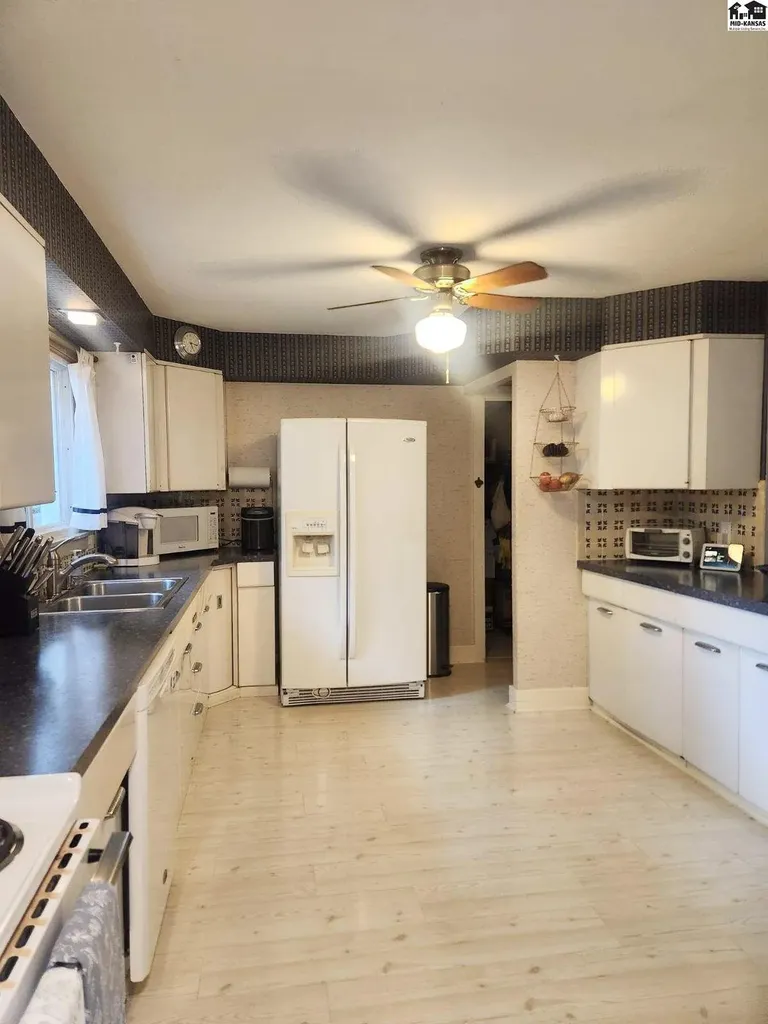 108 W 19th Avenue Hutchinson KS 67502