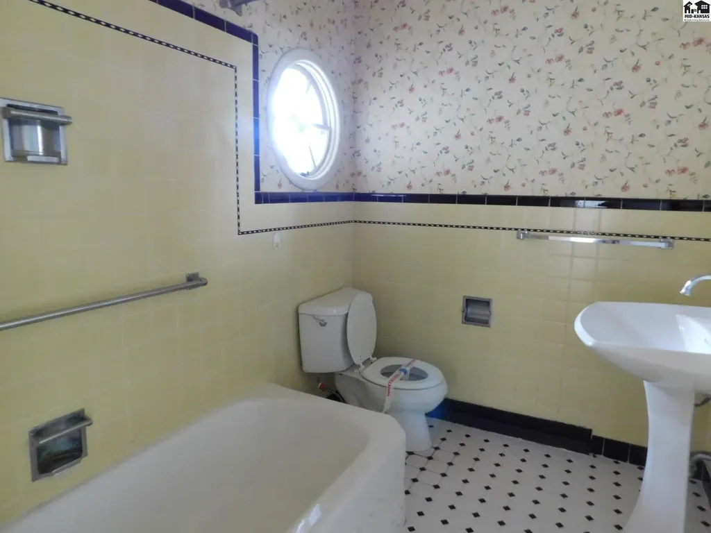 7 Whitmore Road Hutchinson KS 67502
