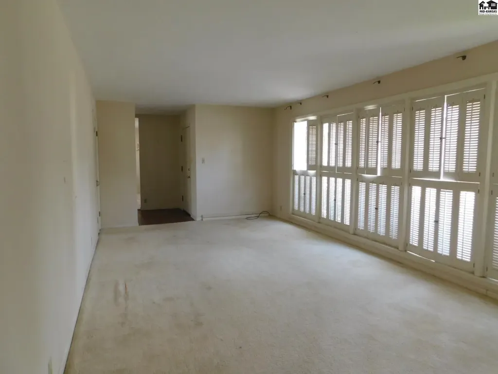 7 Whitmore Road Hutchinson KS 67502