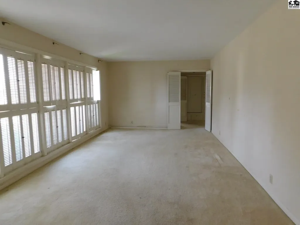 7 Whitmore Road Hutchinson KS 67502
