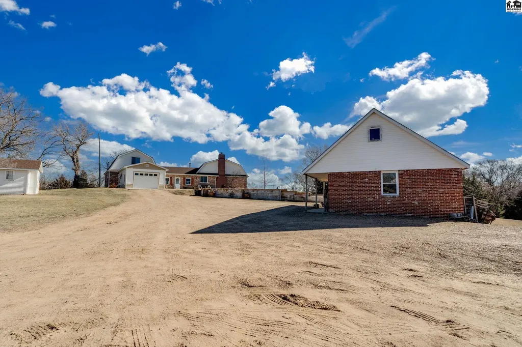 4106 N Shelburne Drive Hutchinson KS 67502