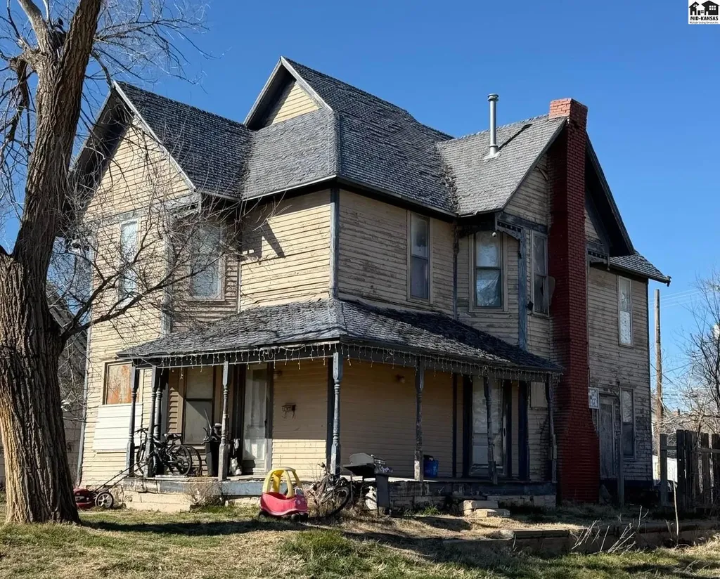 304 E 1st Avenue Hutchinson KS 67501