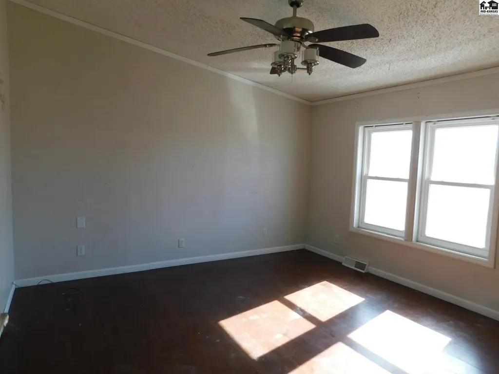202 W Avenue D South Hutchinson KS 67505