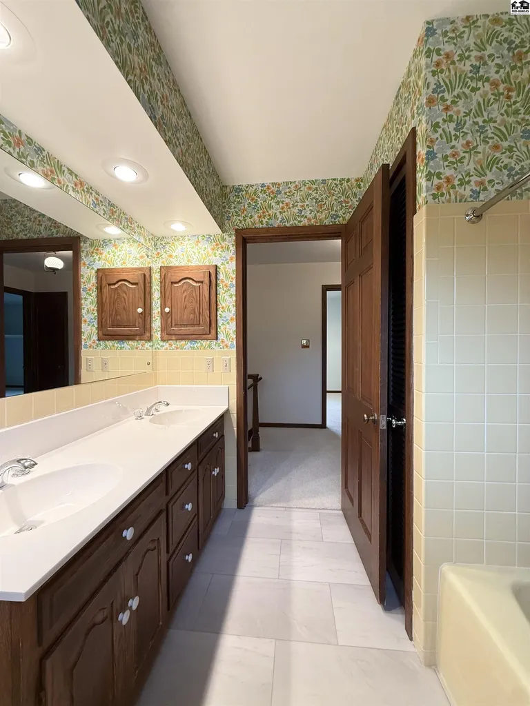40 Tomahawk Road Hutchinson KS 67502