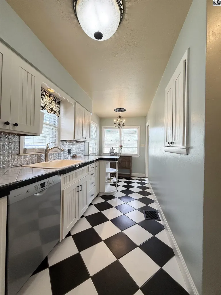 904 W 20th Avenue Hutchinson KS 67502