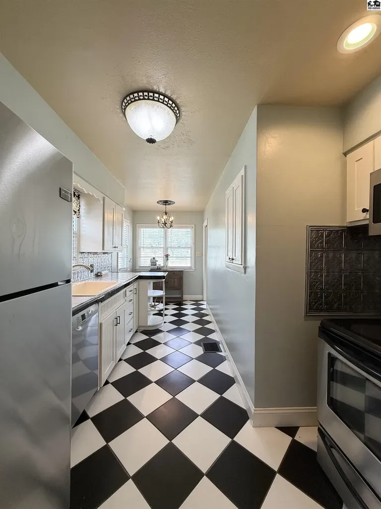904 W 20th Avenue Hutchinson KS 67502