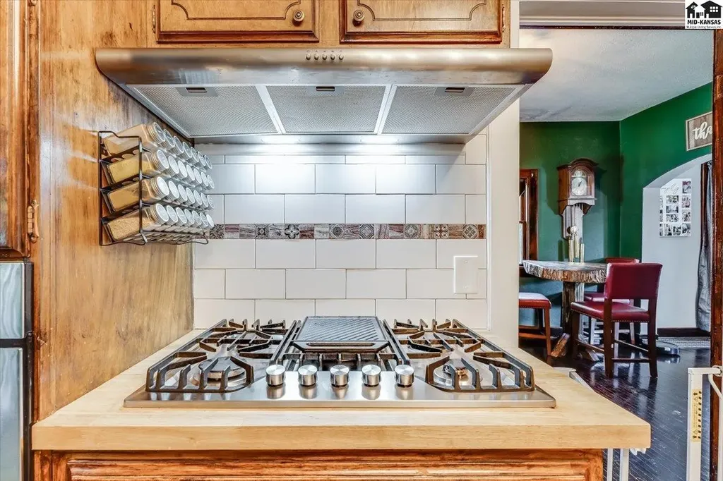 225 W 9th Avenue Hutchinson KS 67501