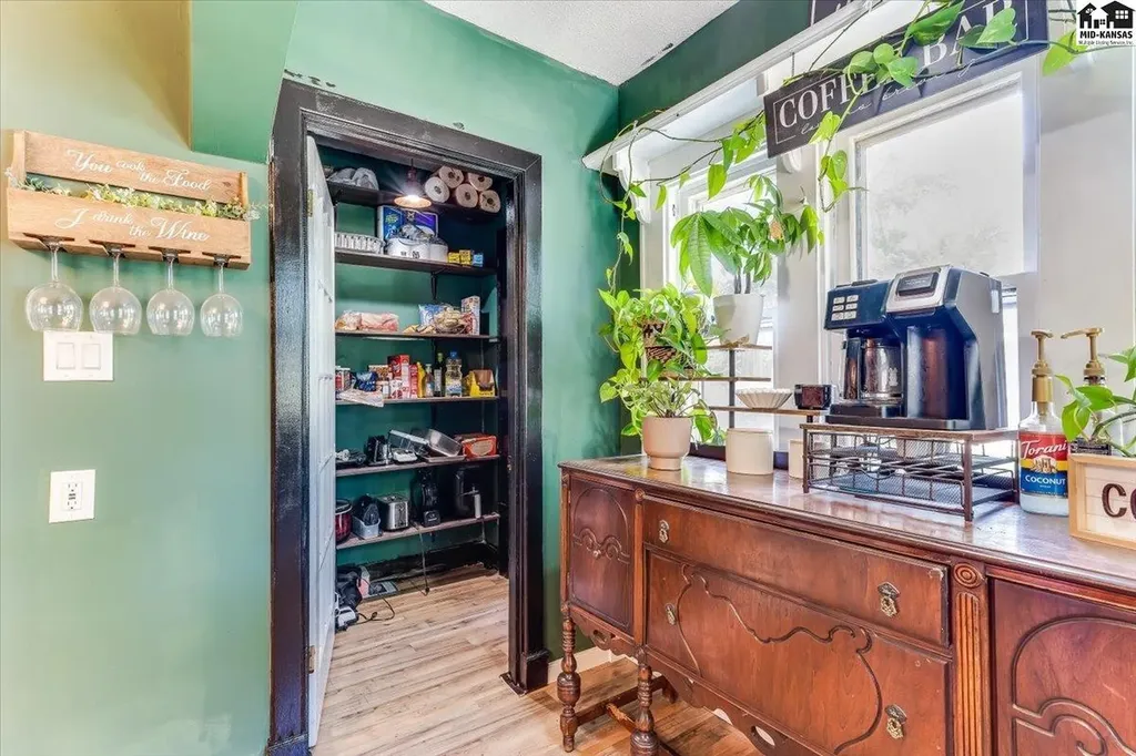 225 W 9th Avenue Hutchinson KS 67501